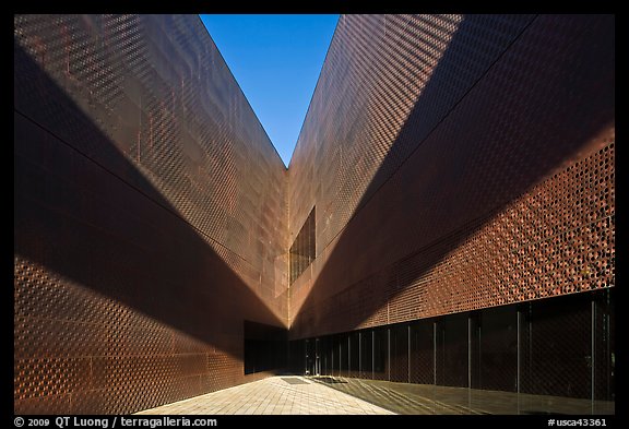 Wedge with late afternoon shadow, De Young Museum. San Francisco, California, USA (color)