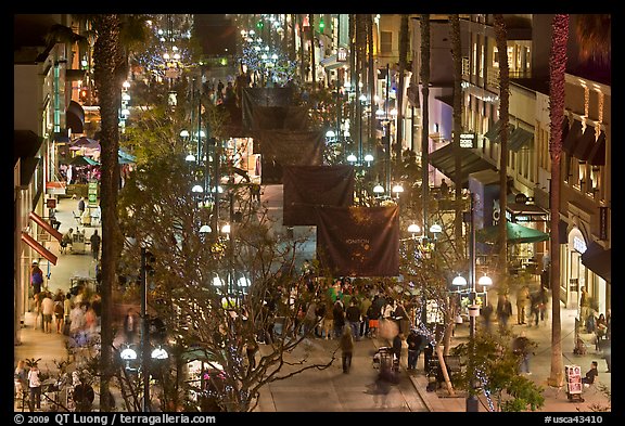 Activity on Third Street from above. Santa Monica, Los Angeles, California, USA