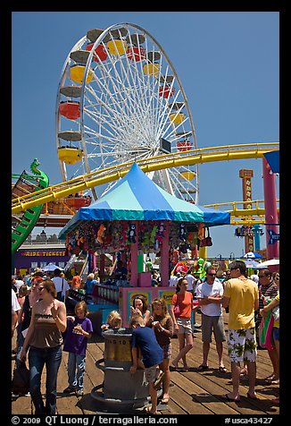 Families, amusement park and ferris wheel. Santa Monica, Los Angeles, California, USA (color)