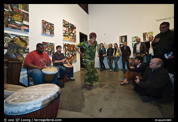 Live music and dance performance in art gallery, Bergamot Station. Santa Monica, Los Angeles, California, USA (color)