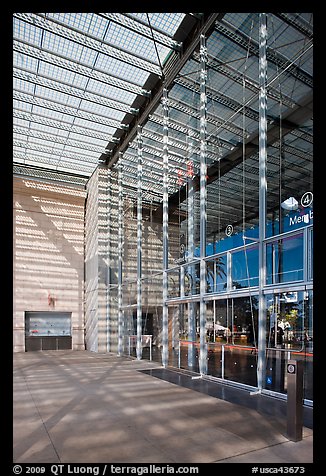 Building entrance, California Academy of Sciences, Golden Gate Park. San Francisco, California, USA