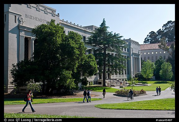 Students walking in front of Life Sciences building. Berkeley, California, USA