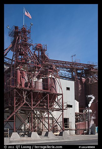 Grain silo, Oakdale. California, USA (color)