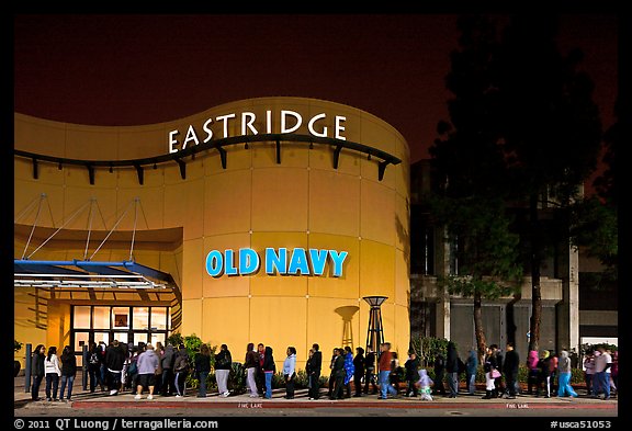 Line outside Eastridge shopping mall. San Jose, California, USA