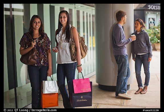 Shoppers and students, Stanford Shopping Center. Stanford University, California, USA