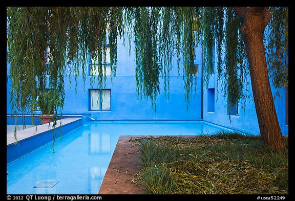 Ricardo Legorreta-designed blue courtyard, Schwab Residential Center. Stanford University, California, USA
