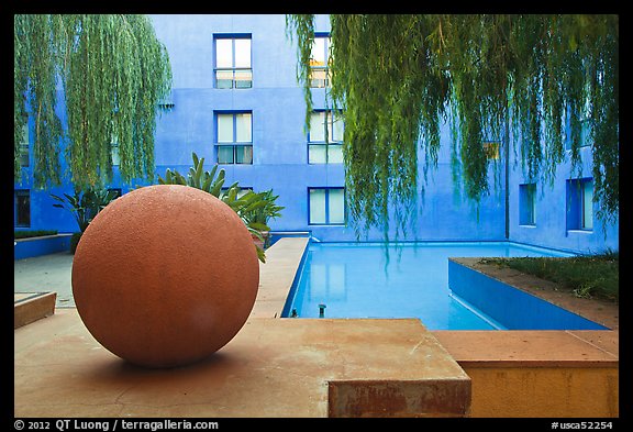 Courtyard of Schwab Center, Stanford Business School. Stanford University, California, USA (color)