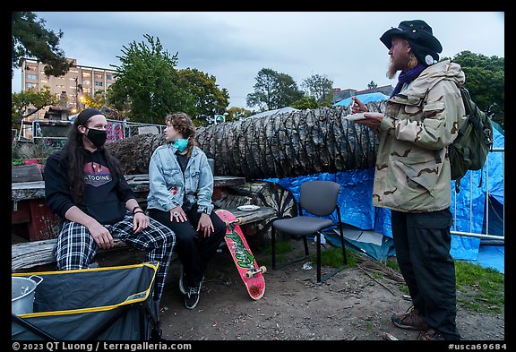 Volunteers and Peoples Park resident eating meal. Berkeley, California, USA (color)