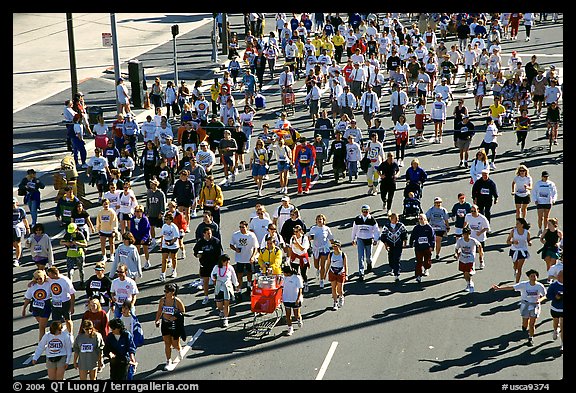 Crowds in the streets during the Bay to Breakers annual race. San Francisco, California, USA