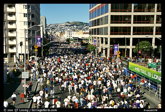Crowds in the streets during the Bay to Breakers race. San Francisco, California, USA (color)