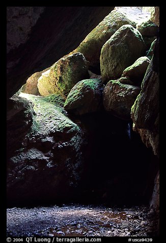 Boulders in Bear Gulch Caves. Pinnacles National Park, California, USA.