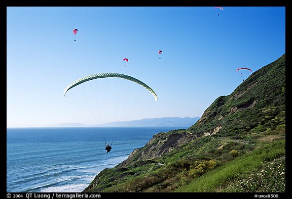 Paragliders soaring above cliffs, the Dumps, Pacifica. San Mateo County, California, USA