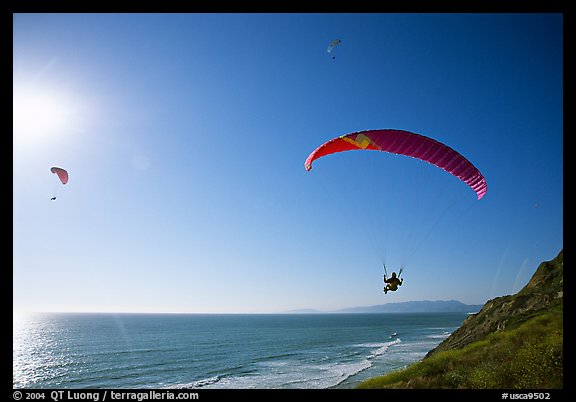 Paragliders soaring above the Ocean, the Dumps, Pacifica. San Mateo County, California, USA