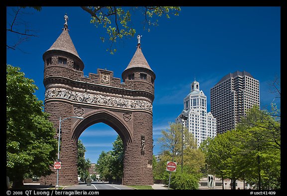 Memorial Arch and skyline. Hartford, Connecticut, USA
