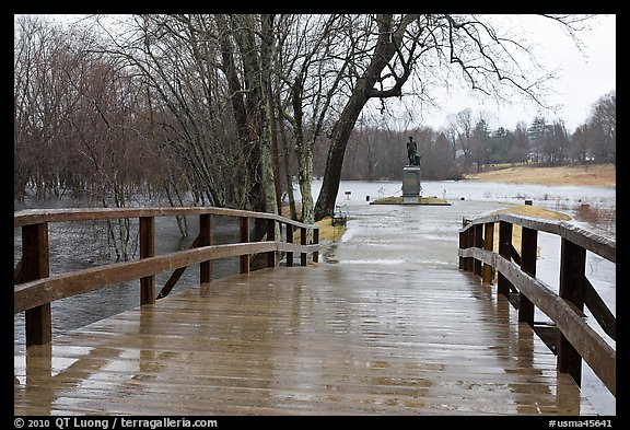 North Bridge leading to Minute Man statue, Minute Man National Historical Park. Massachussets, USA