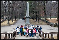 School children and memorial obelisk, Minute Man National Historical Park. Massachussets, USA ( color)