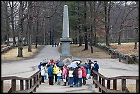 School children and memorial obelisk, Minute Man National Historical Park. Massachussets, USA