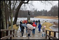School children and Daniel Chester French statue, Minute Man National Historical Park. Massachussets, USA