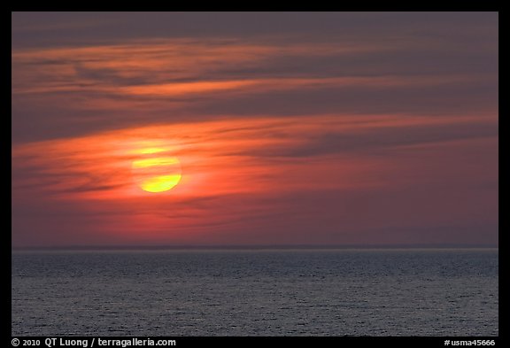 Sunset over Cape Cod Bay, Cape Cod National Seashore. Cape Cod, Massachussets, USA