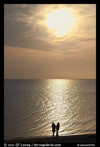 Couple and late afternoon sun, Herring Cove Beach, Cape Cod National Seashore. Cape Cod, Massachussets, USA (color)