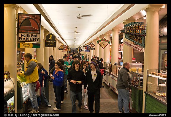 Food hall, Quincy Market Colonnade. Boston, Massachussets, USA