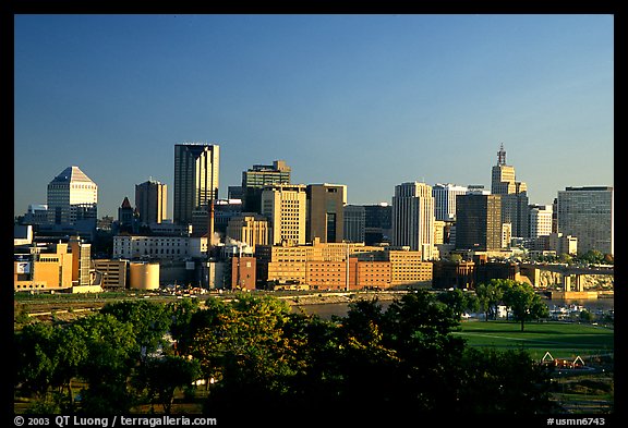 Saint Paul skyline, early morning. Minnesota, USA (color)