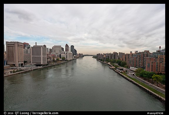 Hudson River between Manhattan and Roosevelt Island. NYC, New York, USA (color)
