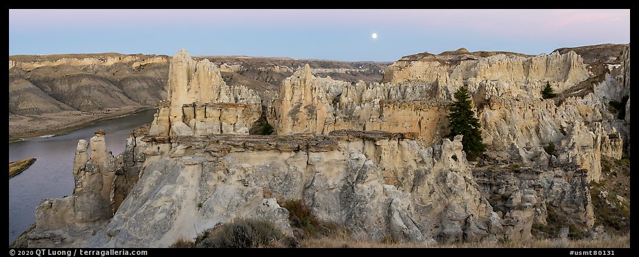 Pinnacles near Hole-in-the-Wall. Upper Missouri River Breaks National Monument, Montana, USA (color)