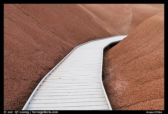 Boardwalk and popcorn-texture claystones. John Day Fossils Bed National Monument, Oregon, USA (color)