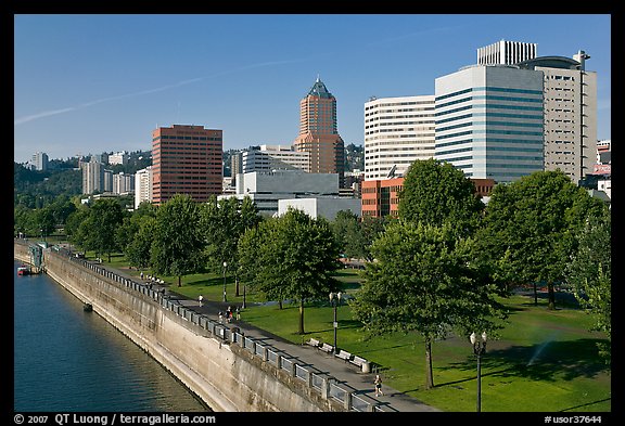 Tom McCall Waterfront Park and skyline. Portland, Oregon, USA