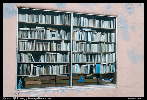 Bookstore window, Depoe Bay. Oregon, USA (color)