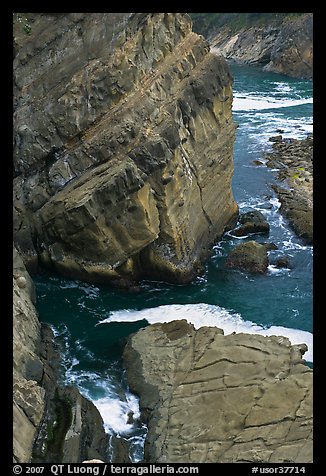 Slabs and cliffs, Shore Acres. Oregon, USA (color)
