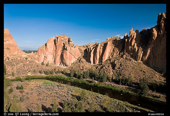 Crooked River and Dihedrals. Smith Rock State Park, Oregon, USA (color)