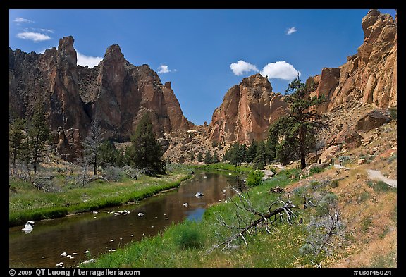 Crooked River valley and rock walls. Smith Rock State Park, Oregon, USA (color)