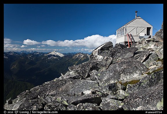 Mountaintop lookout, Hidden Lake Peak. Washington