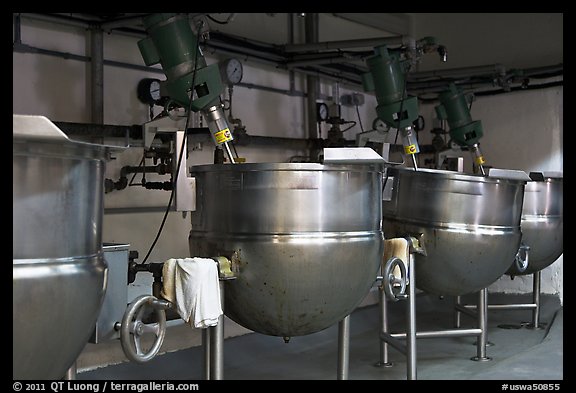 Food boilers, Liberty Orchards factory, Cashmere. Washington (color)