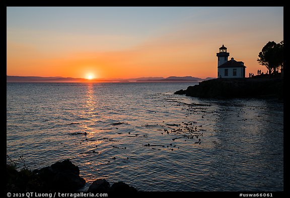 Sunset, Lime Kiln Lighthouse, San Juan Island. Washington (color)