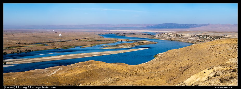 Columbia River, Hanford Sites, White Bluff area, Hanford Reach National Monument. Washington (color)