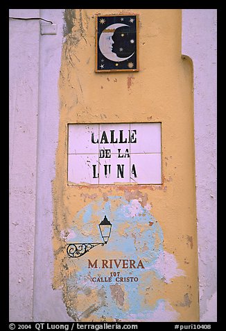 Street sign in Spanish. San Juan, Puerto Rico