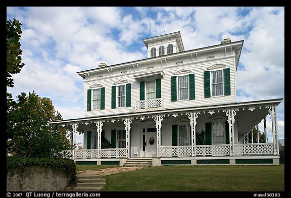 House with porch all around. Montgomery, Alabama, USA