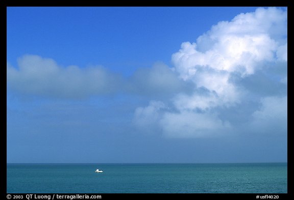 Boat on turquoise waters, Floriday Bay. The Keys, Florida, USA