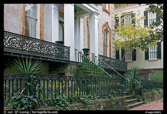 Yard and historic house. Savannah, Georgia, USA