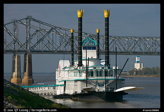 Paddle steamer and bridge. Natchez, Mississippi, USA