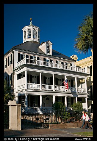 Couple walking in front of antebellum house. Charleston, South Carolina, USA