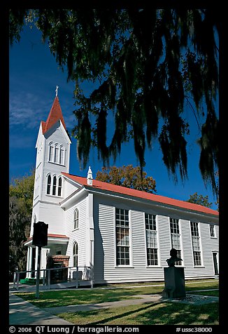 Tabernacle Baptist Church with hanging spanish moss and Robert Smalls memorial. Beaufort, South Carolina, USA