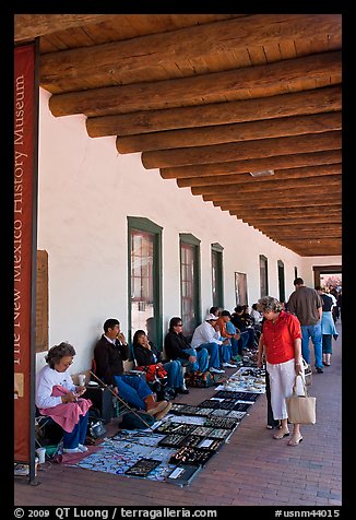 El Palacio Real (oldest public building in the US) with native vendors. Santa Fe, New Mexico, USA