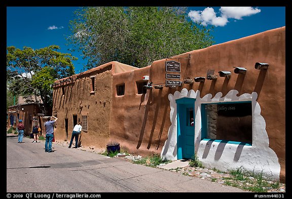 Tourists inspect oldest house. Santa Fe, New Mexico, USA