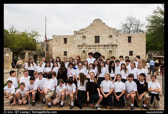 School group poses in front of the Alamo. San Antonio, Texas, USA (color)
