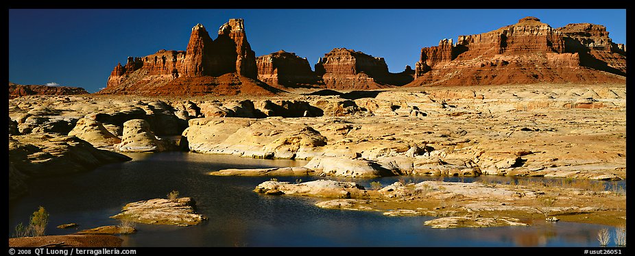 Lake Powell and cliffs, Glen Canyon National Recreation Area, Arizona. USA