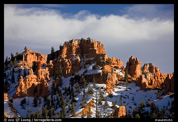 Hoodoos and cliffs in winter, Red Canyon. Utah, USA